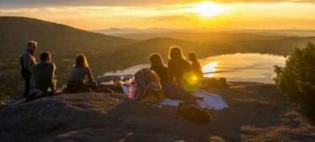 Groep vrouwen geniet samen van de zonsondergang tijdens een 50-plus vrouwenreis