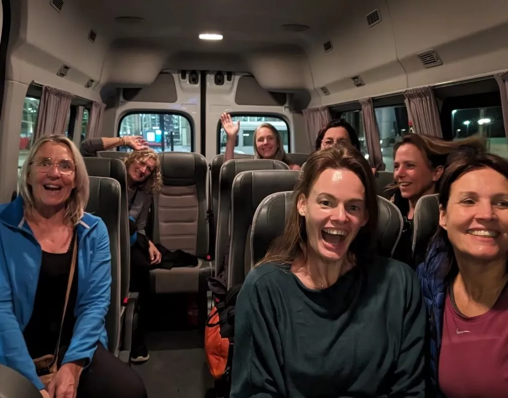 Vrouwen op reis in de bus met Vrouwenreizen.nl